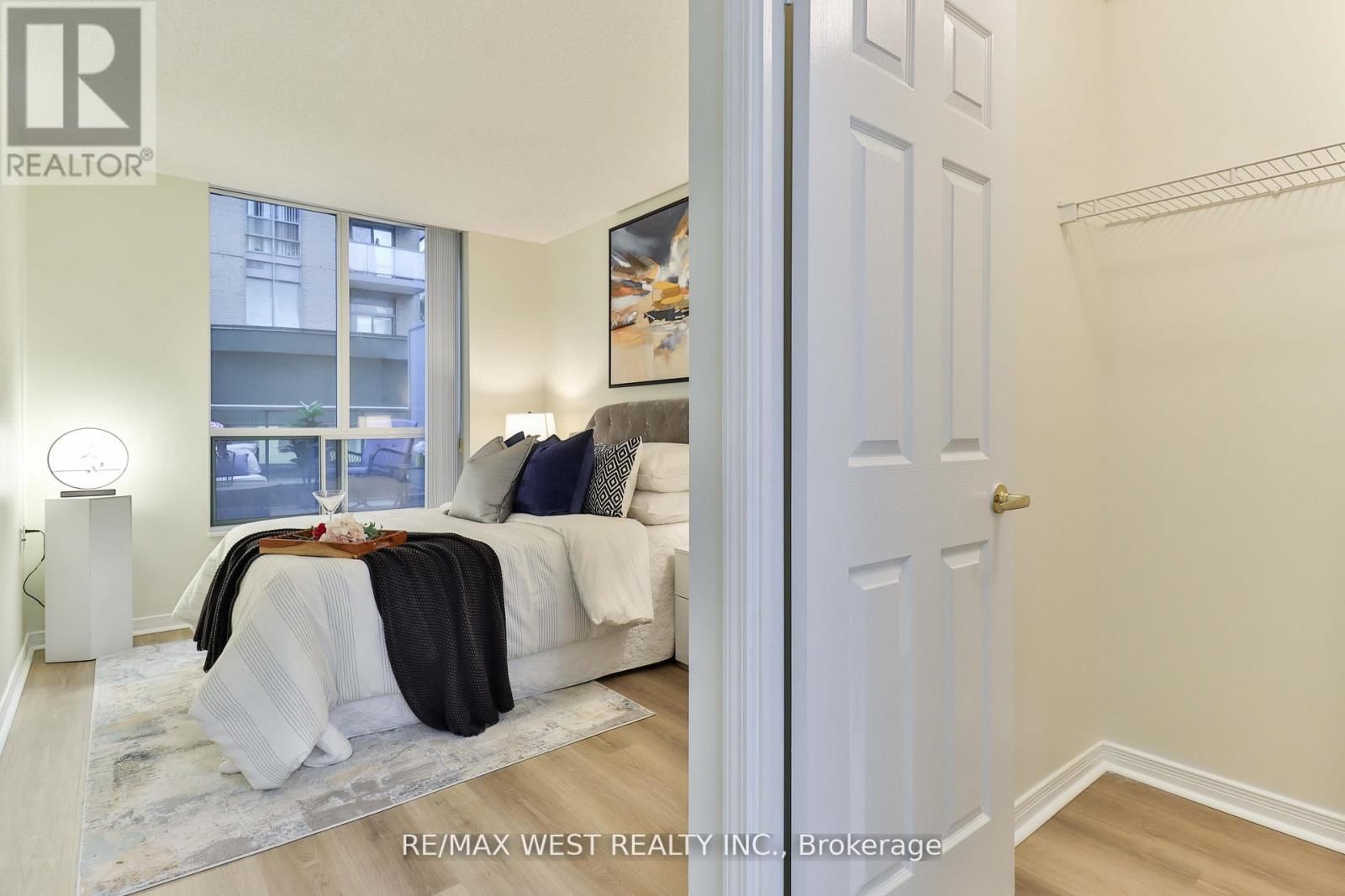 216 - 22 OLIVE AVENUE Image 17