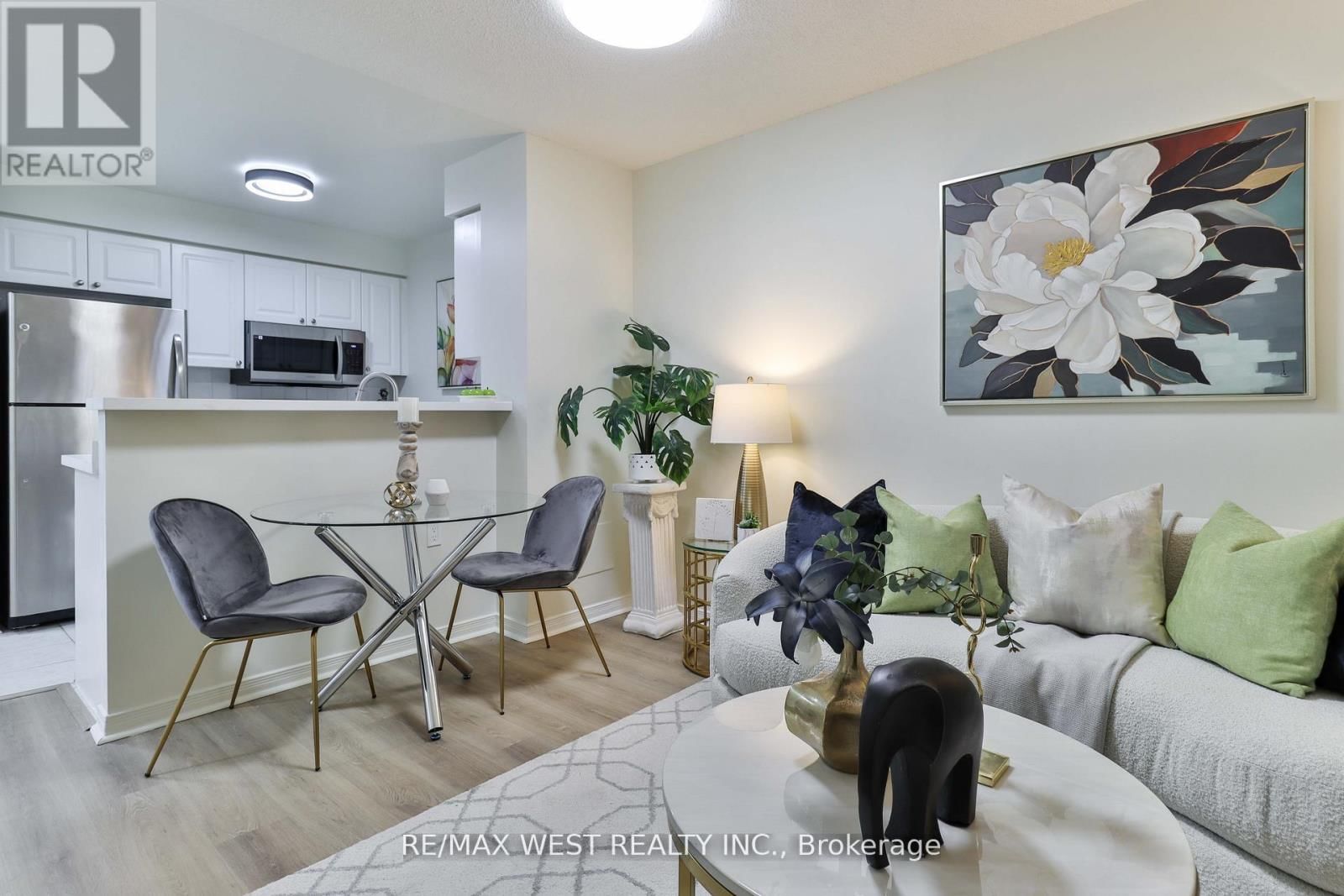 216 - 22 OLIVE AVENUE Image 32