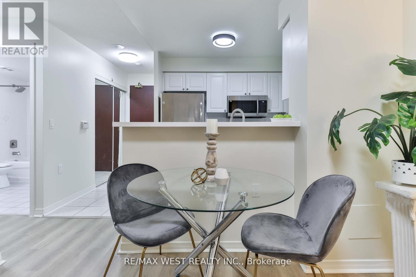 216 - 22 OLIVE AVENUE Image 34