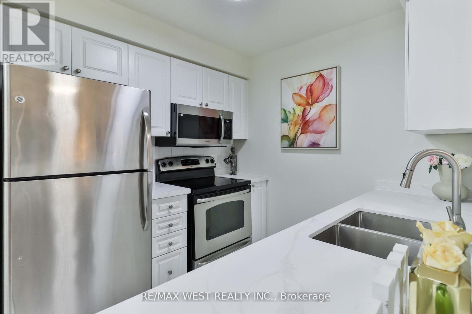 216 - 22 OLIVE AVENUE Image 37