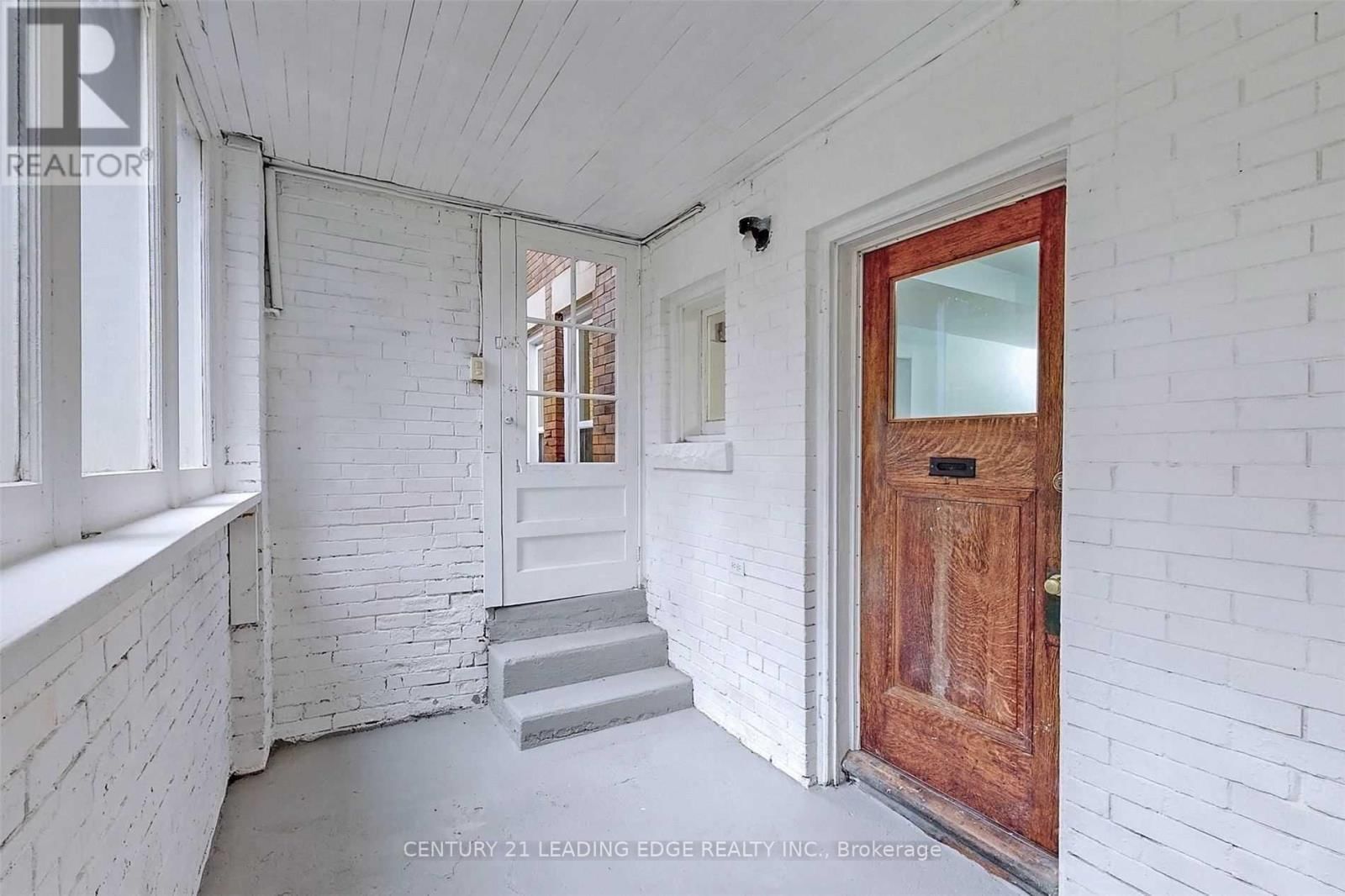 233 BORDEN STREET Image 26