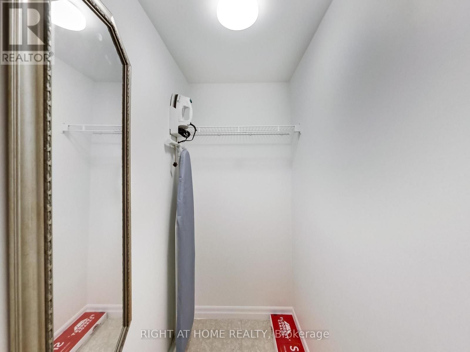 711 - 300 BLOOR STREET EAST Image 10