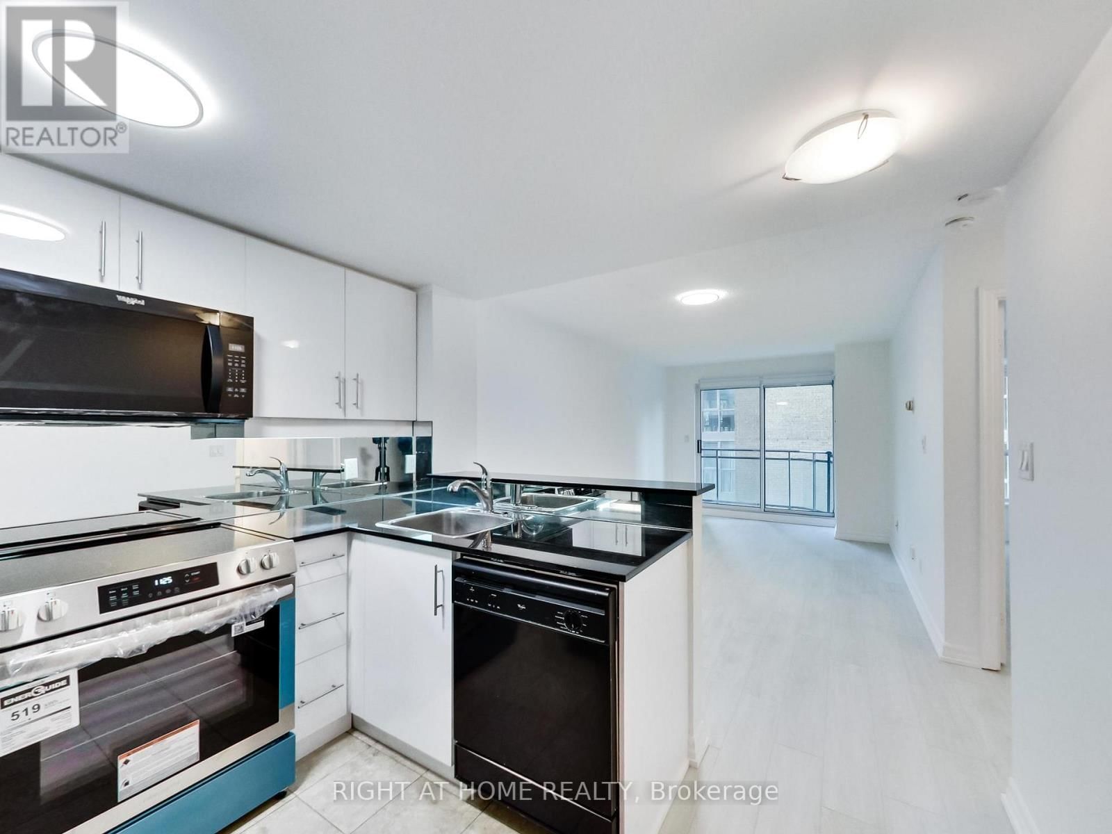 711 - 300 BLOOR STREET EAST Image 11