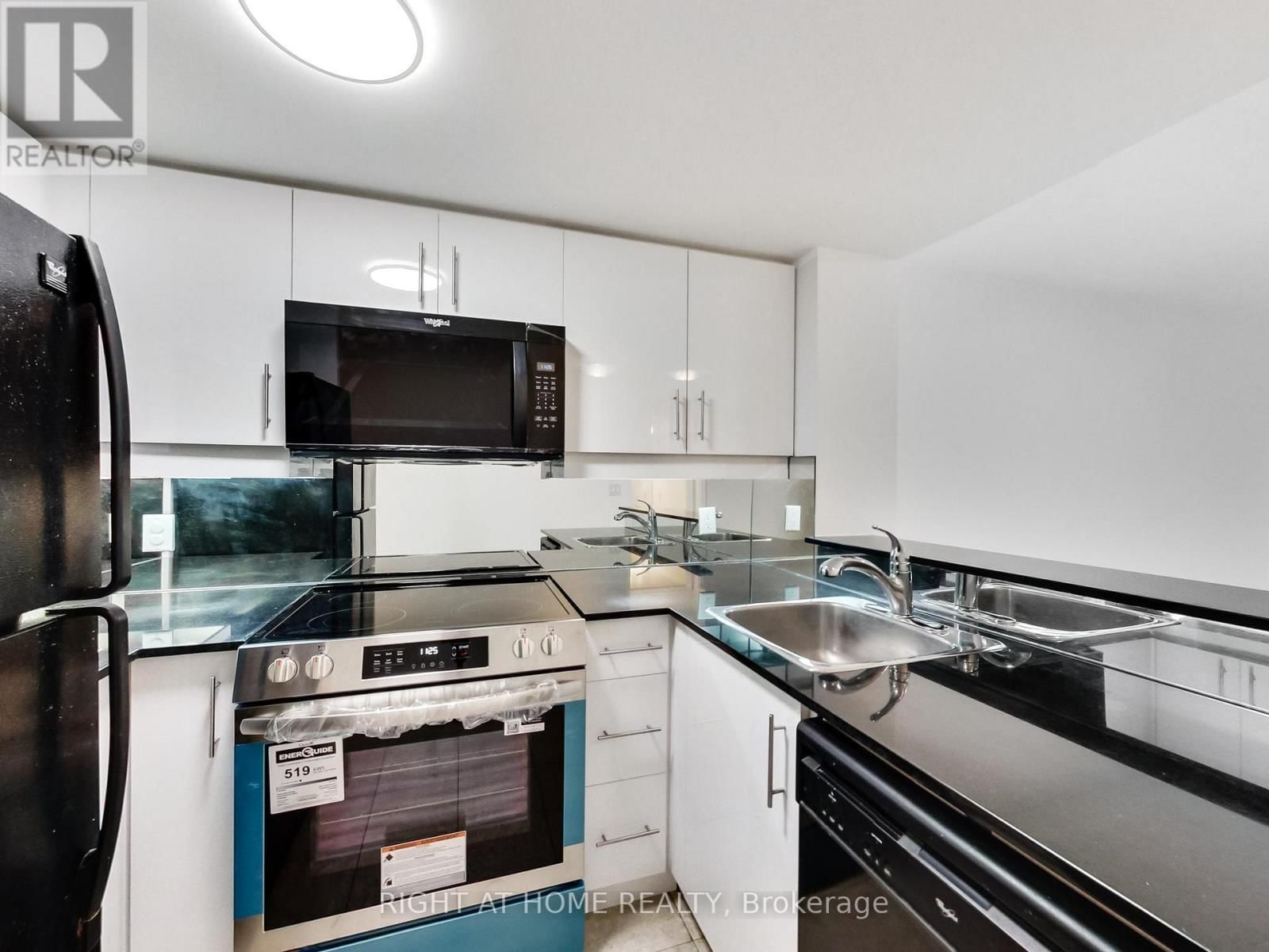 711 - 300 BLOOR STREET EAST Image 12