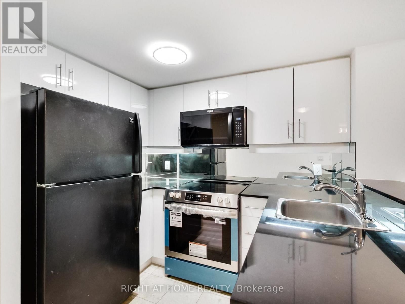 711 - 300 BLOOR STREET EAST Image 13