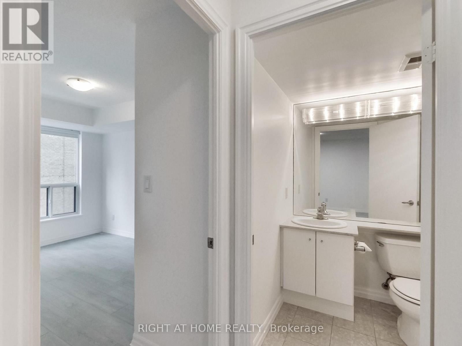 711 - 300 BLOOR STREET EAST Image 24