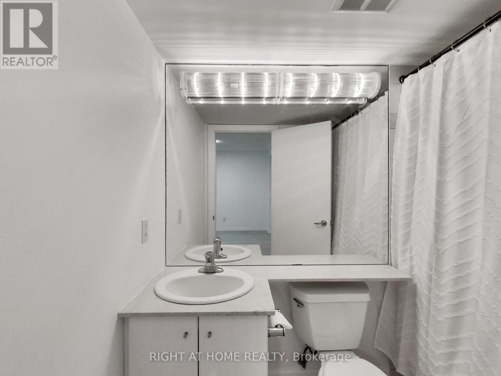 711 - 300 BLOOR STREET EAST Image 25