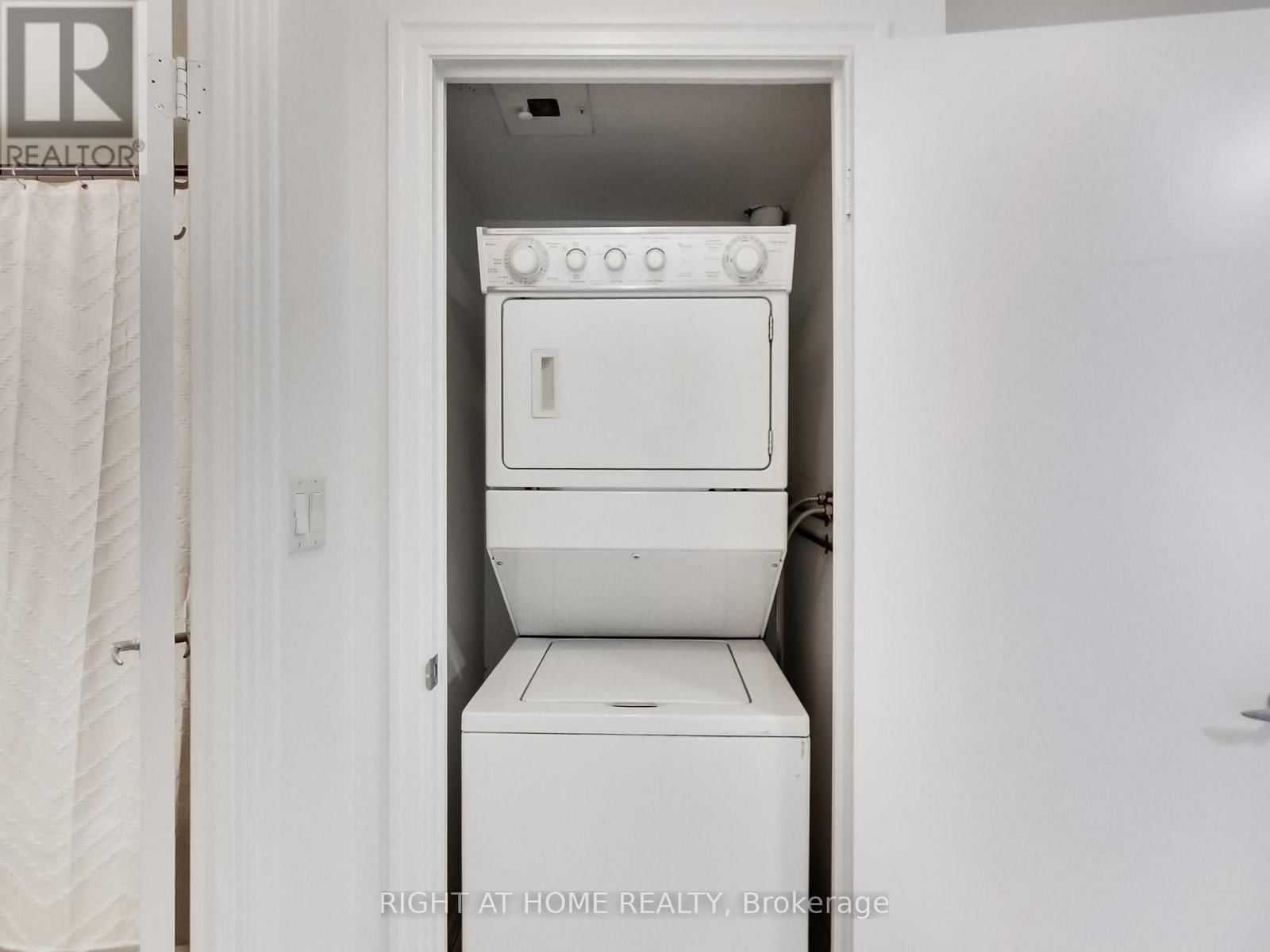 711 - 300 BLOOR STREET EAST Image 26