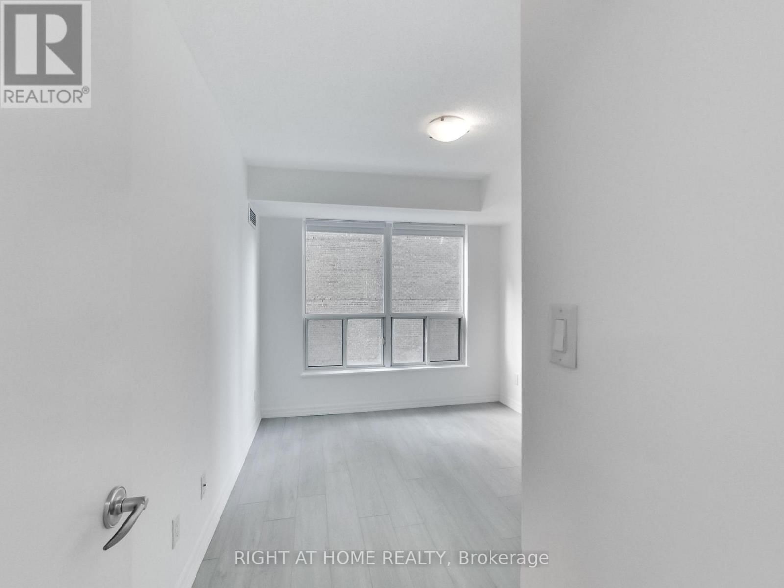 711 - 300 BLOOR STREET EAST Image 27