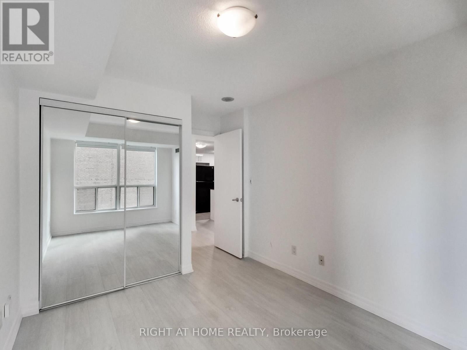 711 - 300 BLOOR STREET EAST Image 30