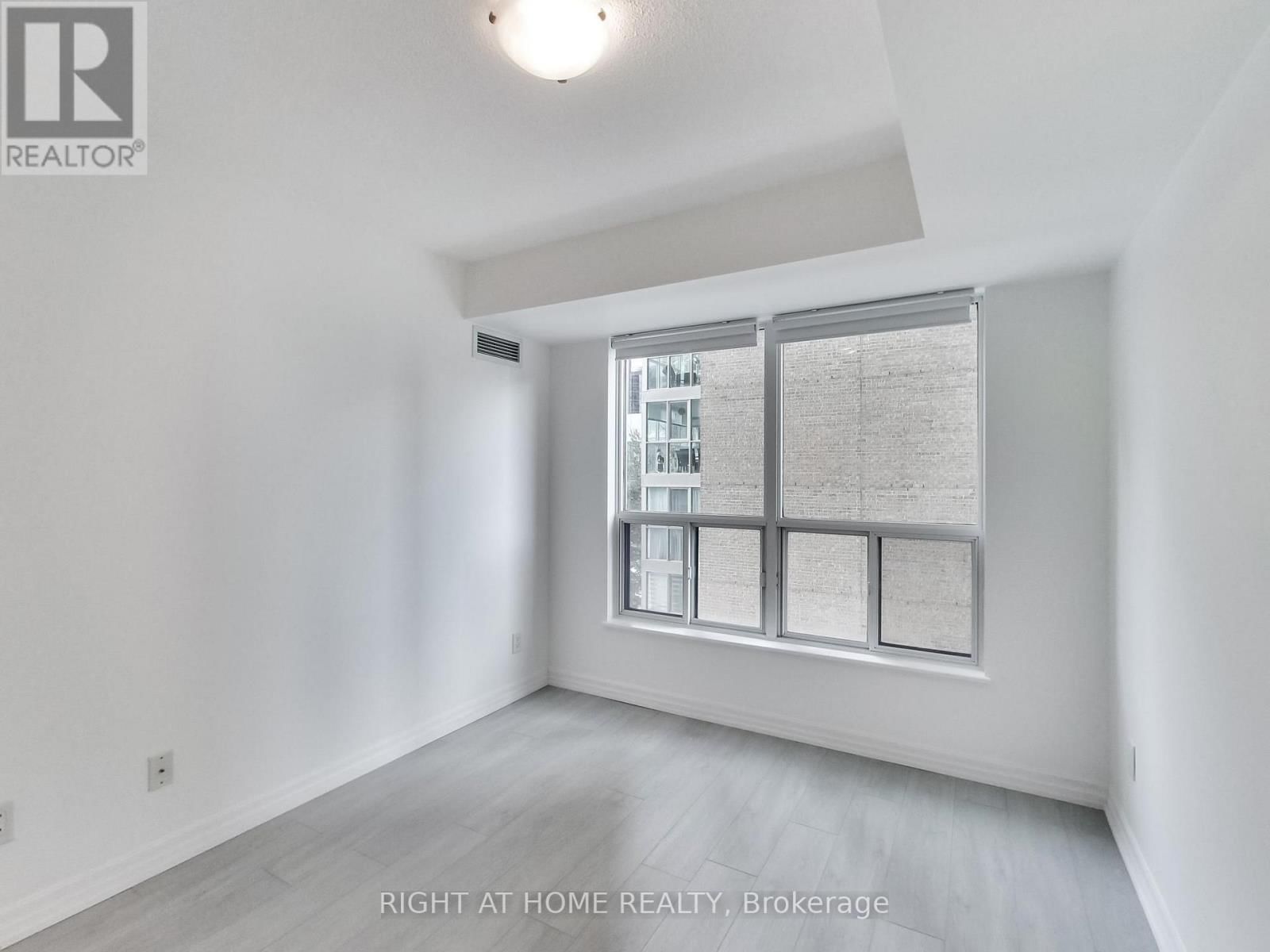 711 - 300 BLOOR STREET EAST Image 32