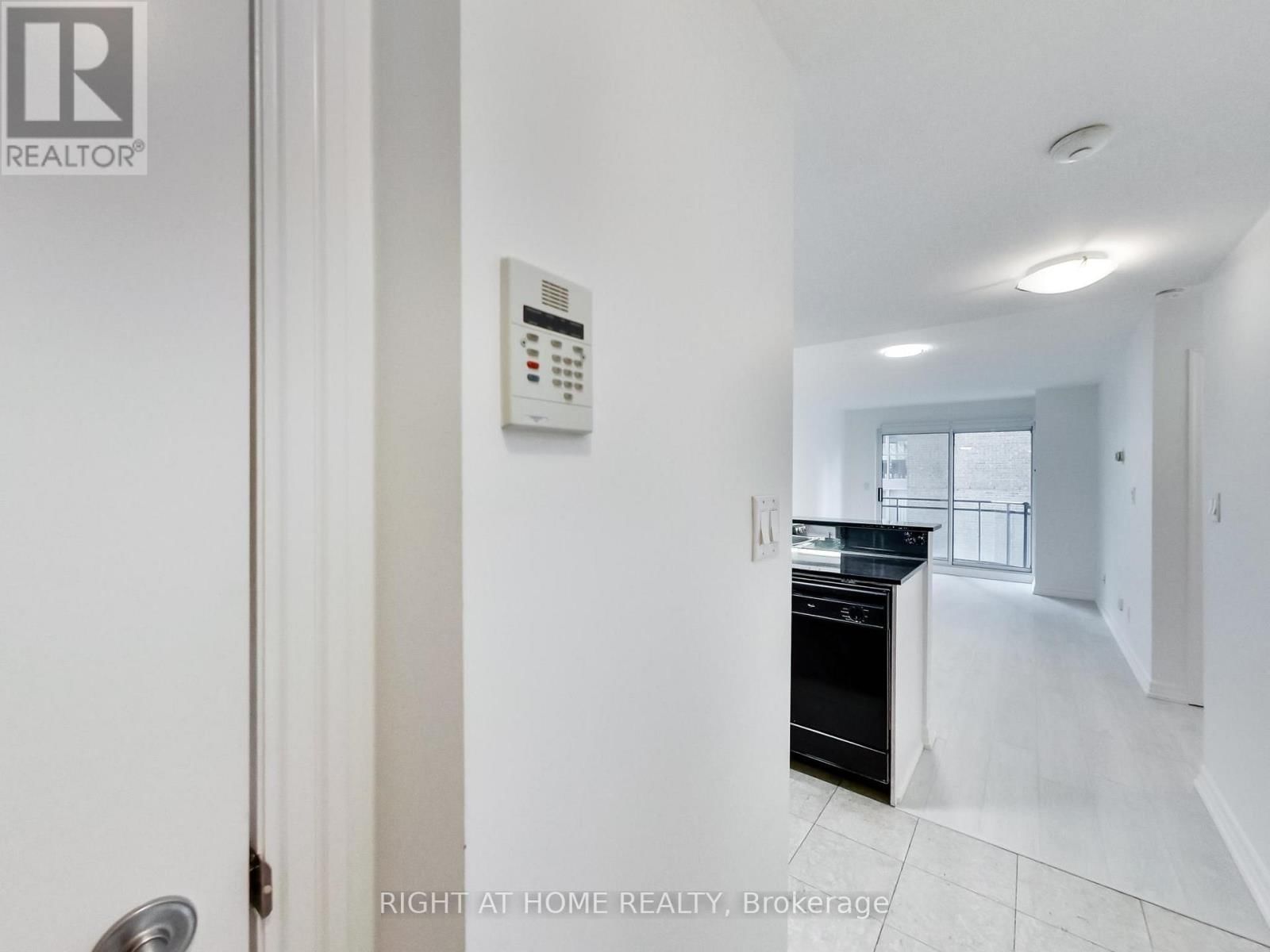 711 - 300 BLOOR STREET EAST Image 9