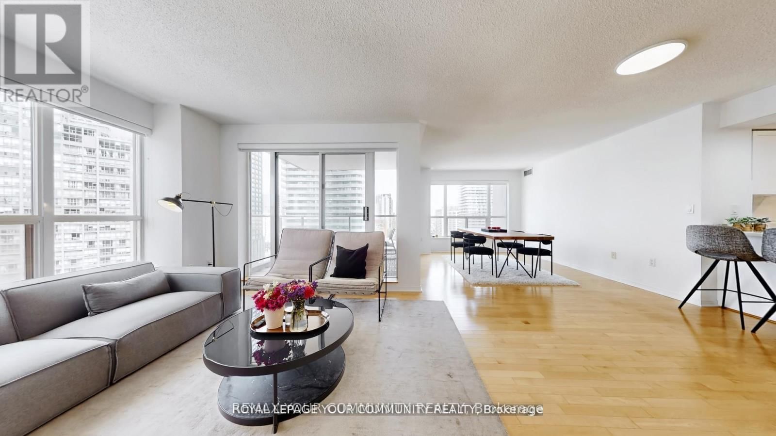 1609 - 909 BAY STREET Image 10