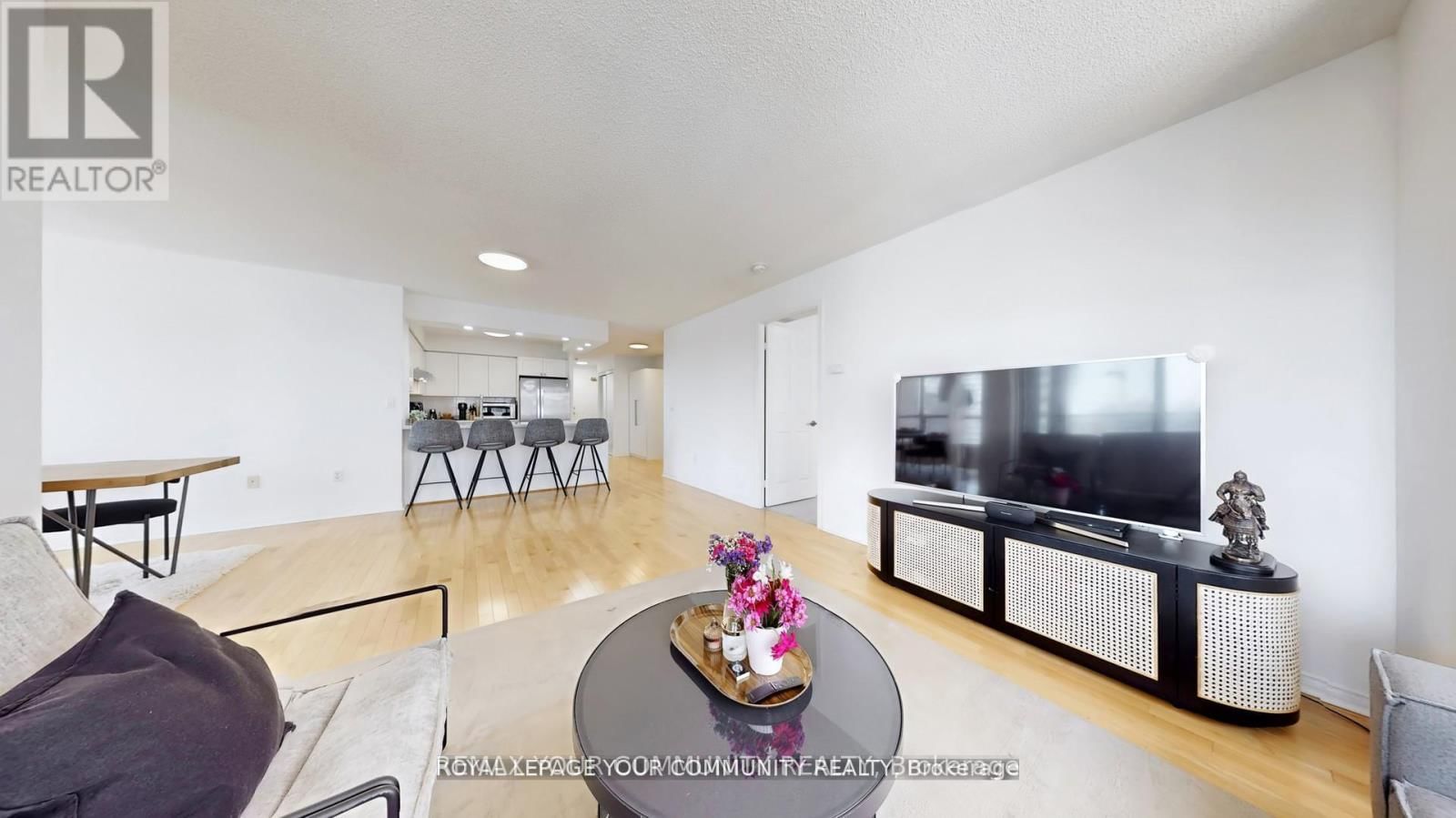 1609 - 909 BAY STREET Image 11