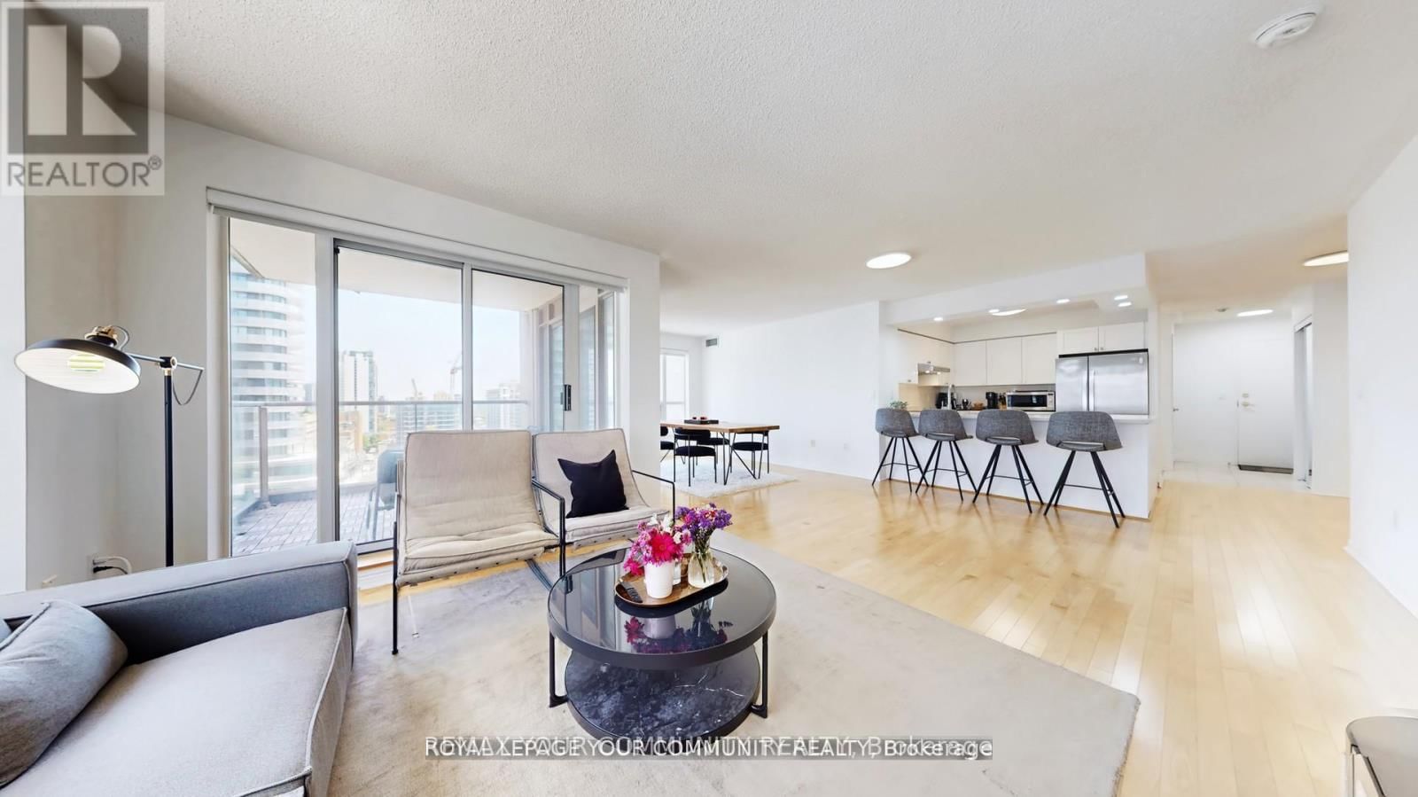 1609 - 909 BAY STREET Image 12