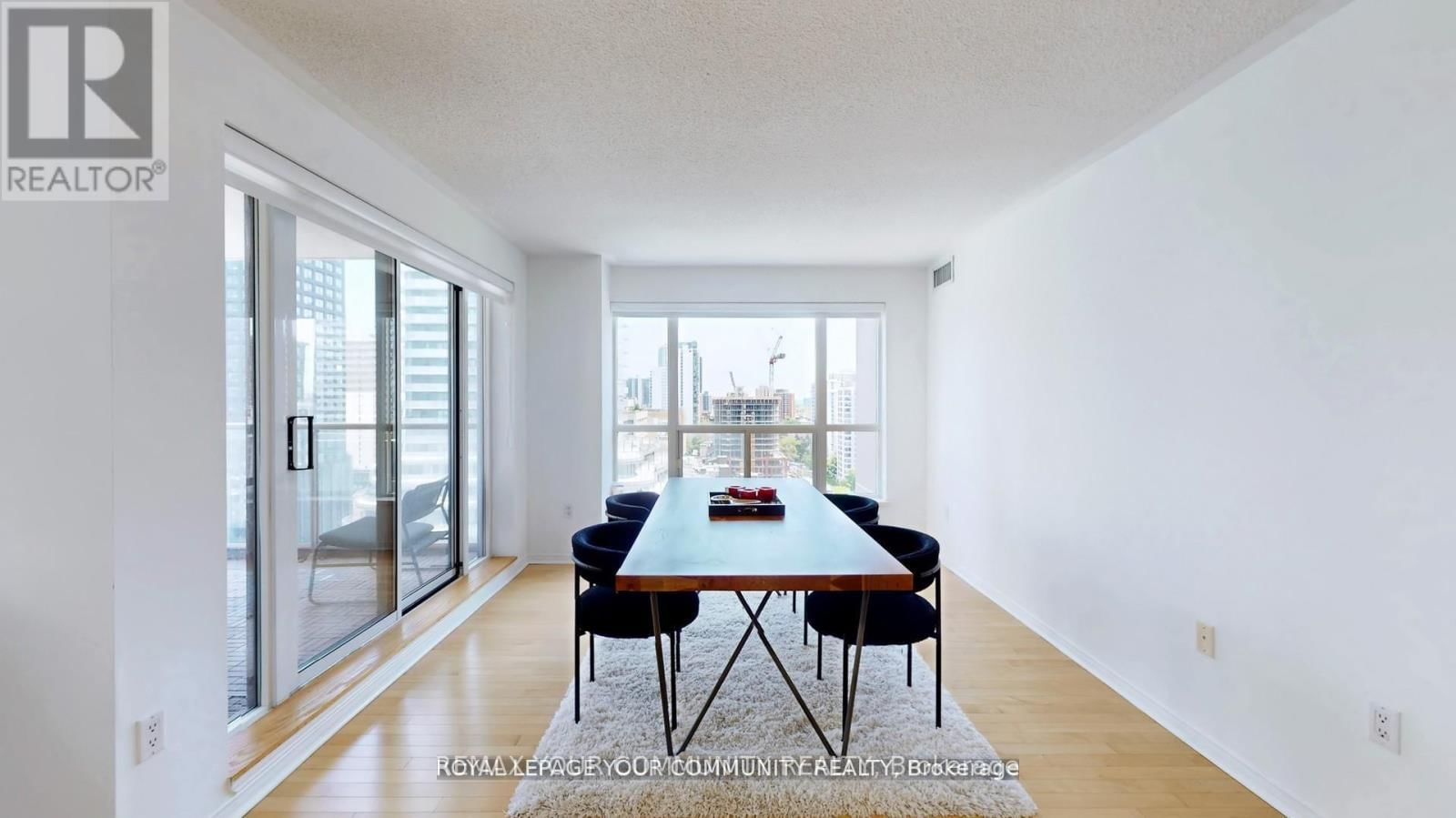 1609 - 909 BAY STREET Image 13