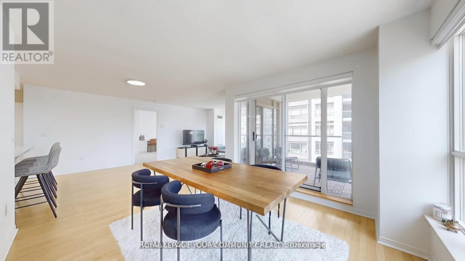 1609 - 909 BAY STREET Image 14