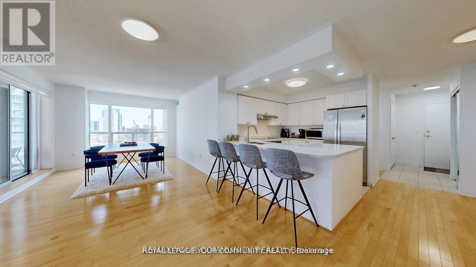 1609 - 909 BAY STREET Image 16