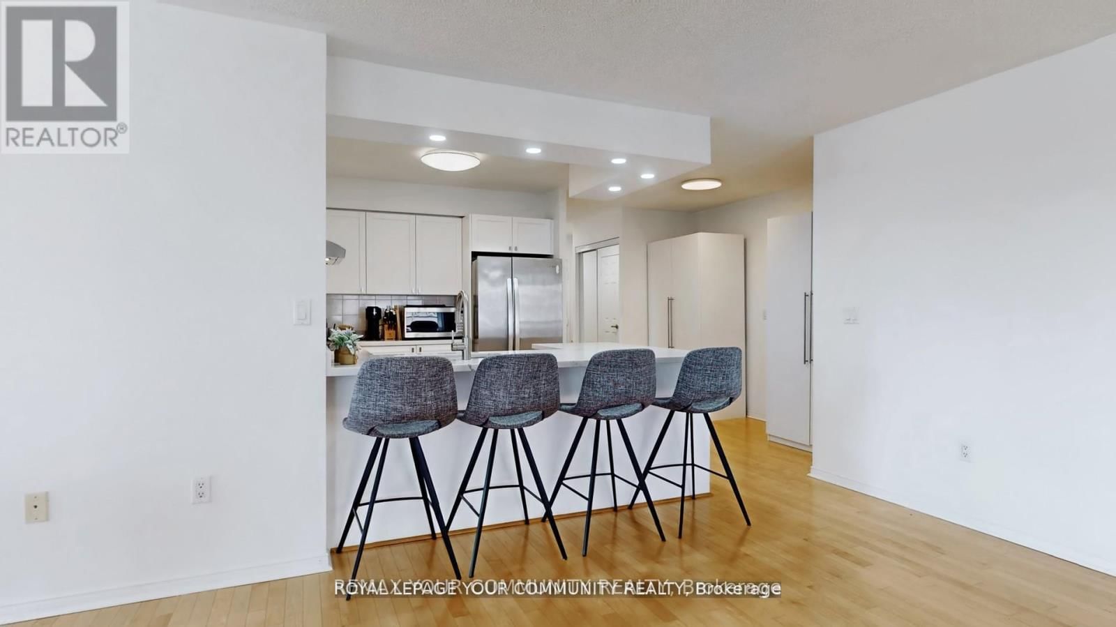 1609 - 909 BAY STREET Image 17