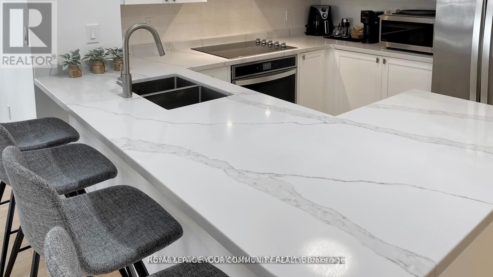 1609 - 909 BAY STREET Image 18