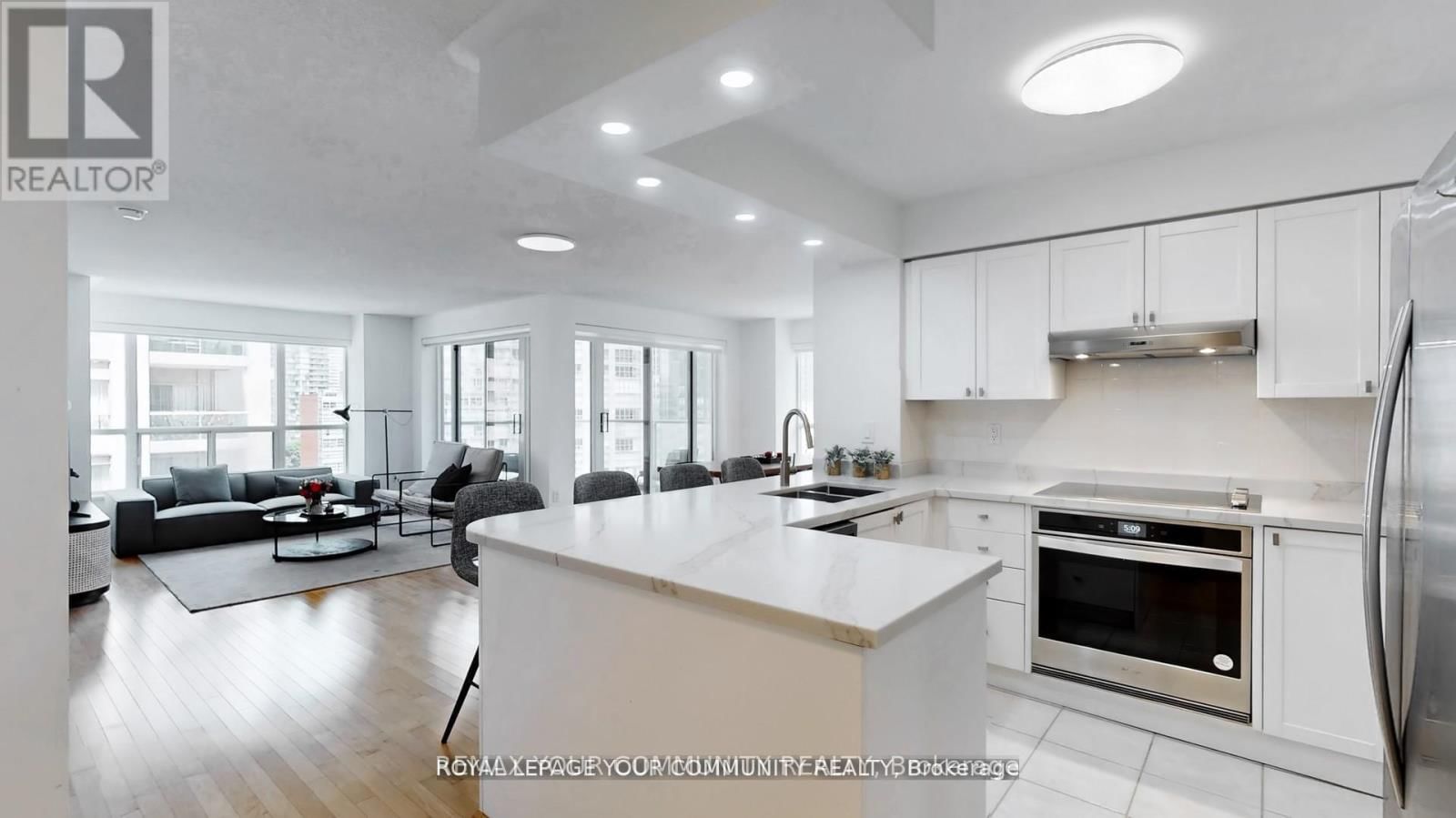 1609 - 909 BAY STREET Image 19