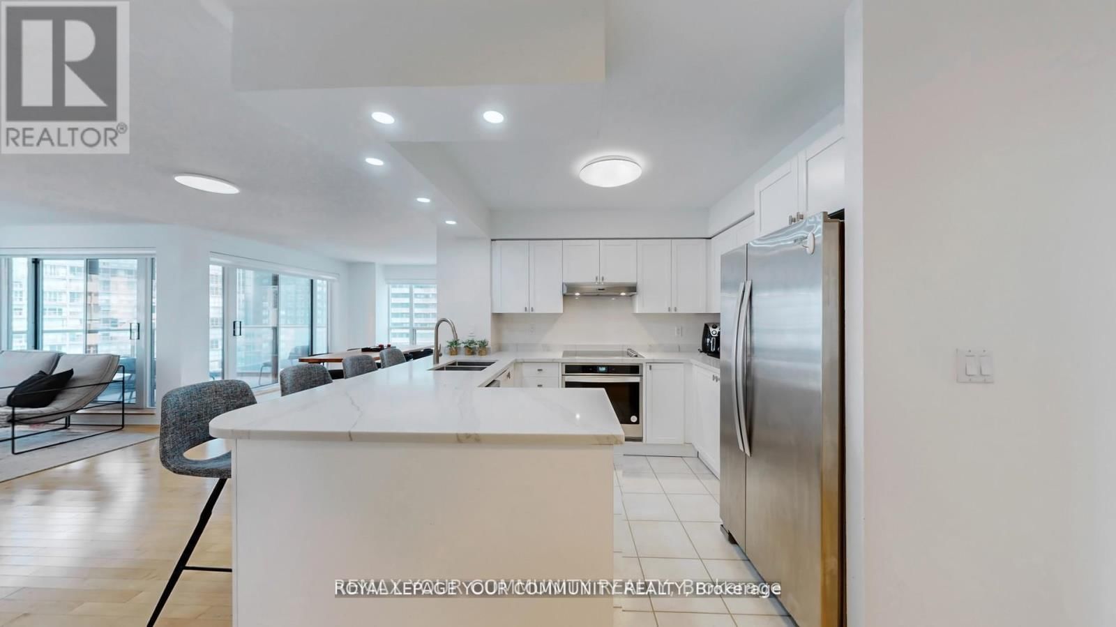 1609 - 909 BAY STREET Image 20