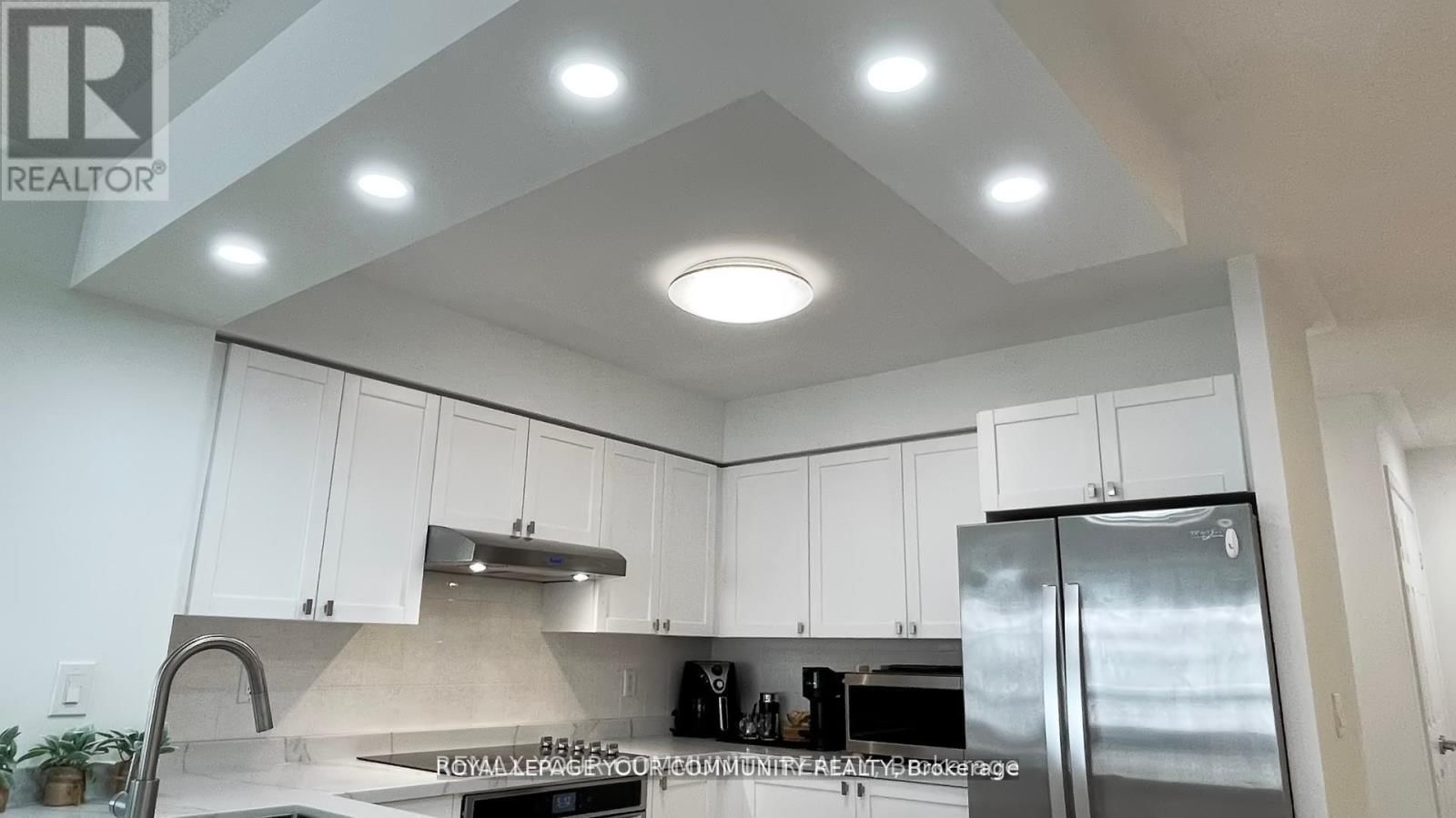 1609 - 909 BAY STREET Image 21