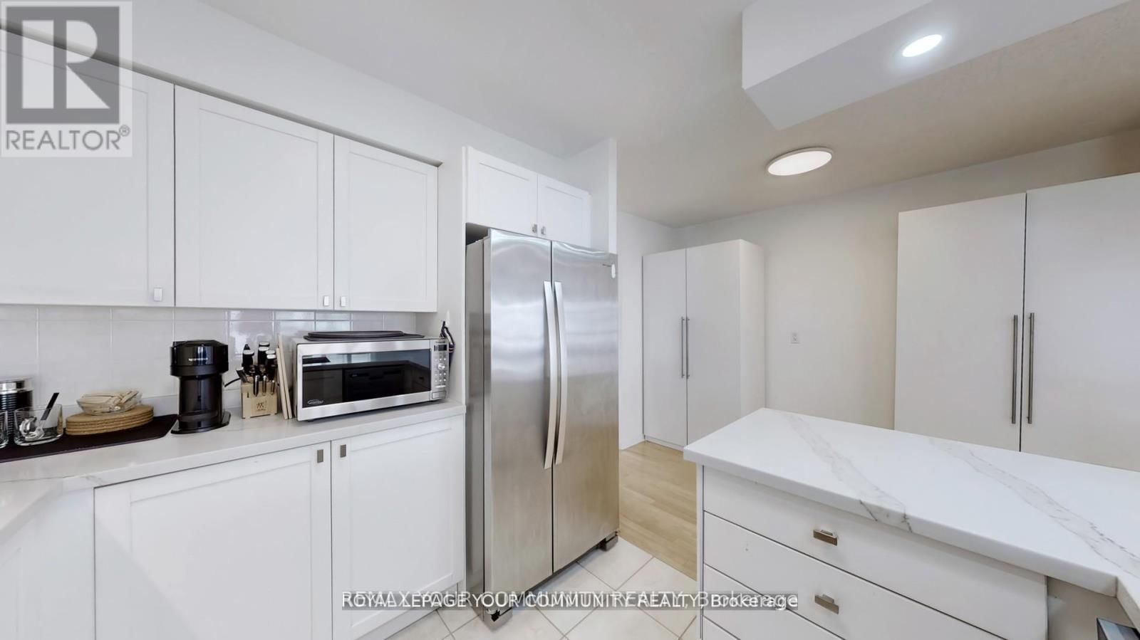 1609 - 909 BAY STREET Image 22