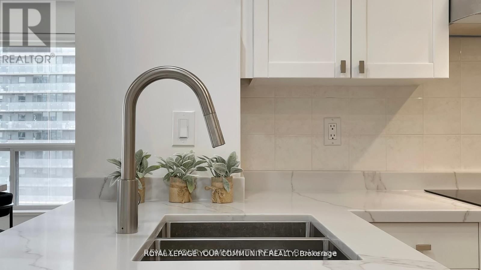 1609 - 909 BAY STREET Image 23