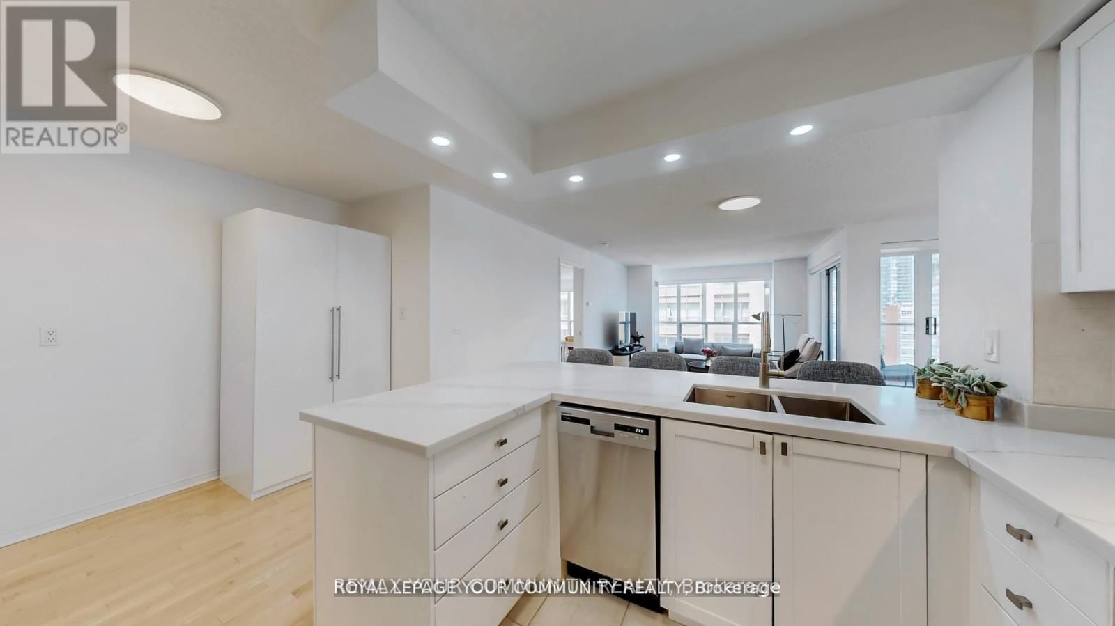 1609 - 909 BAY STREET Image 24