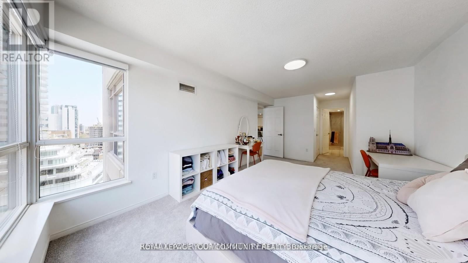 1609 - 909 BAY STREET Image 25