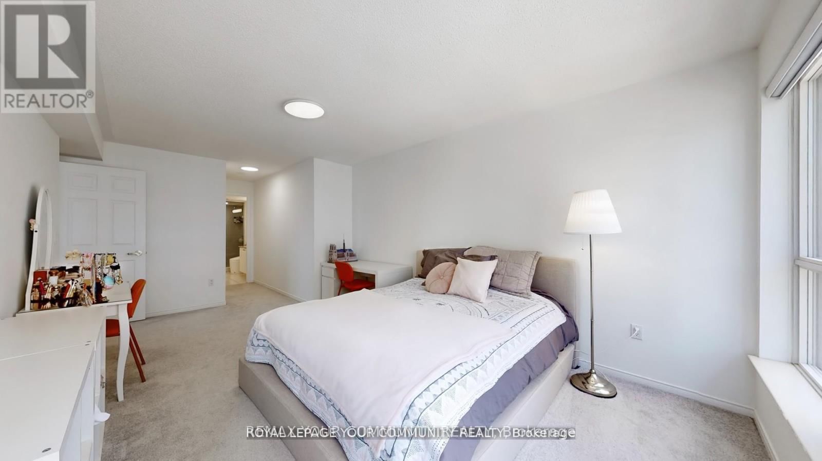 1609 - 909 BAY STREET Image 26