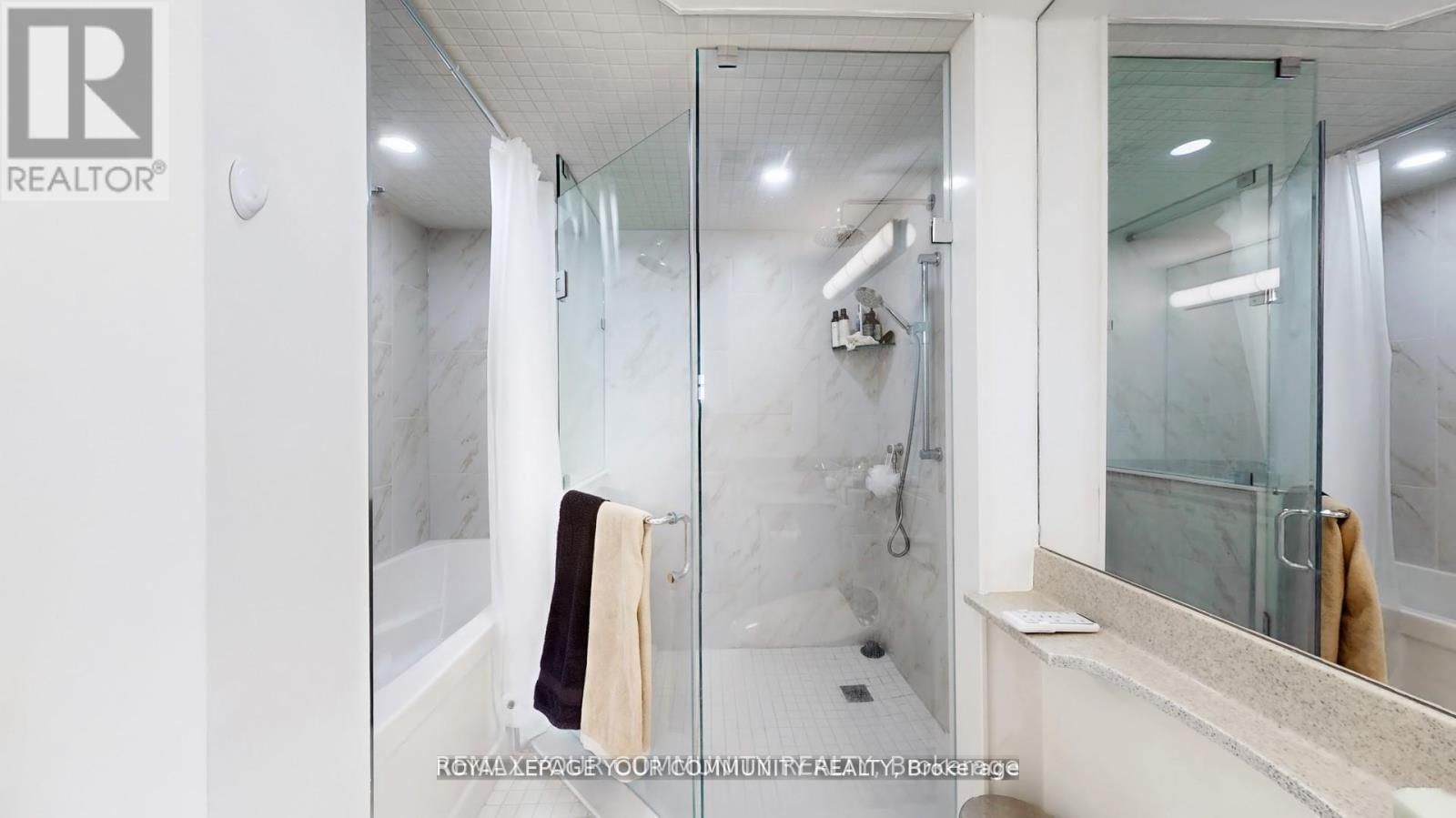 1609 - 909 BAY STREET Image 29