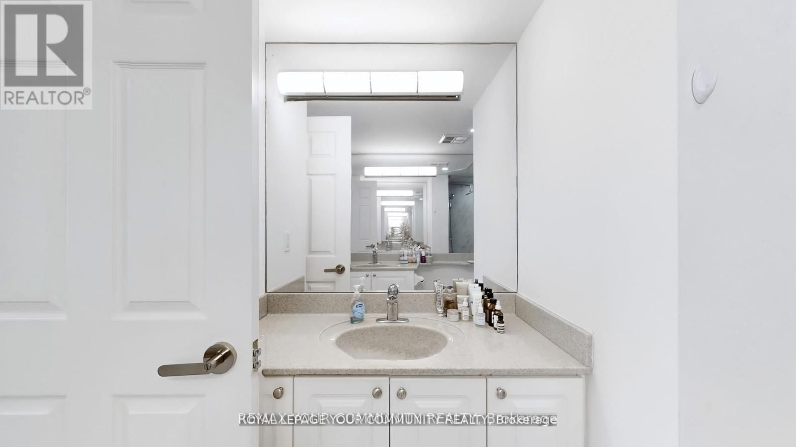 1609 - 909 BAY STREET Image 30