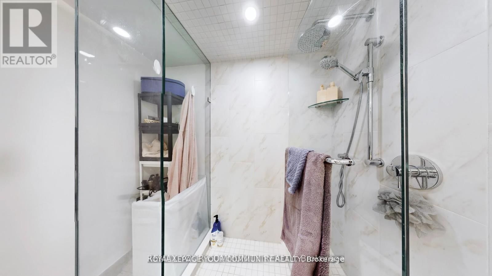 1609 - 909 BAY STREET Image 31