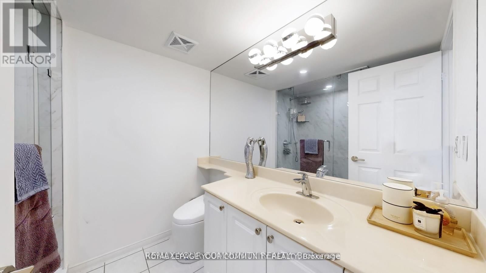 1609 - 909 BAY STREET Image 32