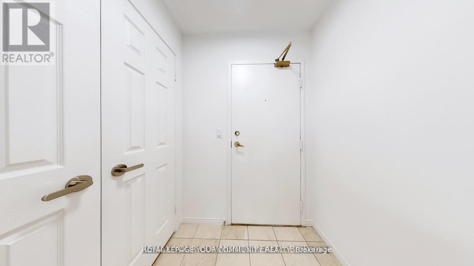 1609 - 909 BAY STREET Image 33