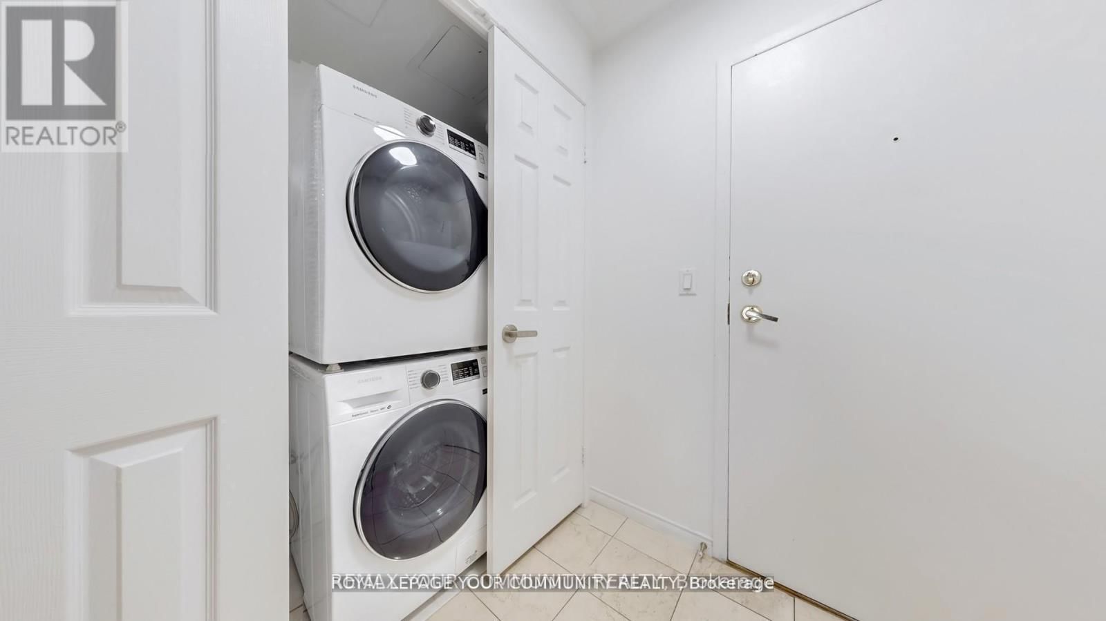 1609 - 909 BAY STREET Image 34