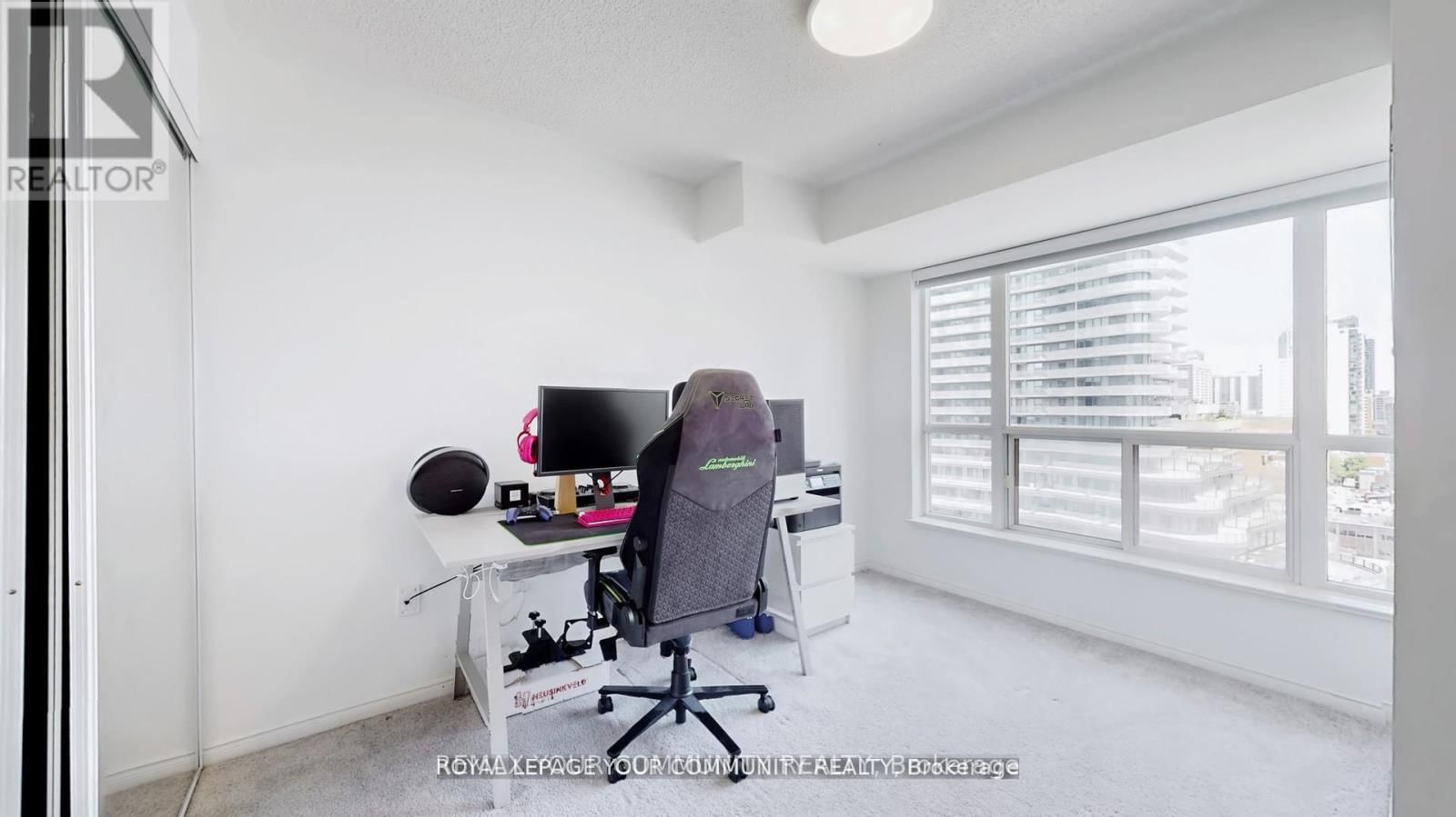 1609 - 909 BAY STREET Image 35