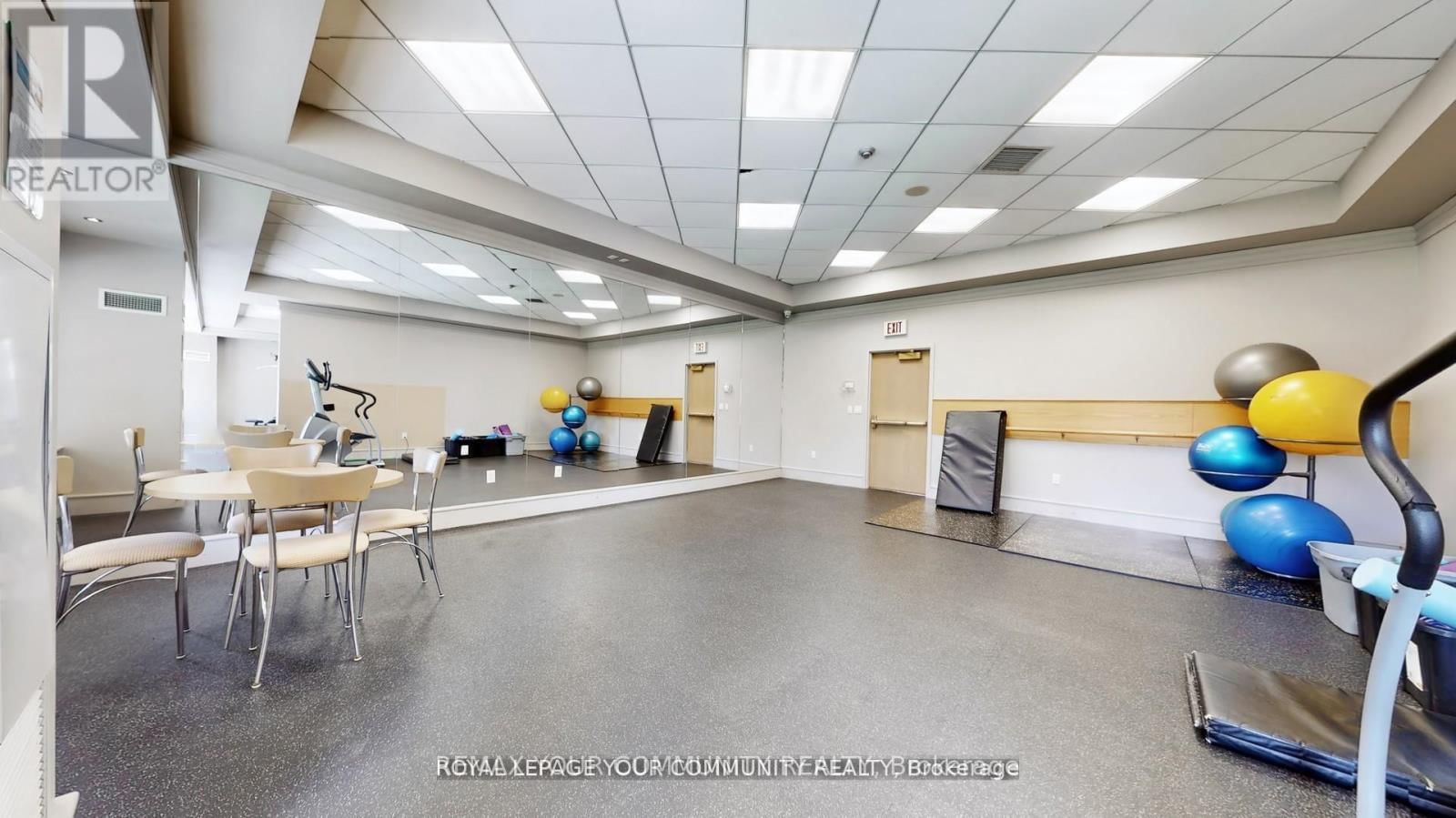 1609 - 909 BAY STREET Image 36