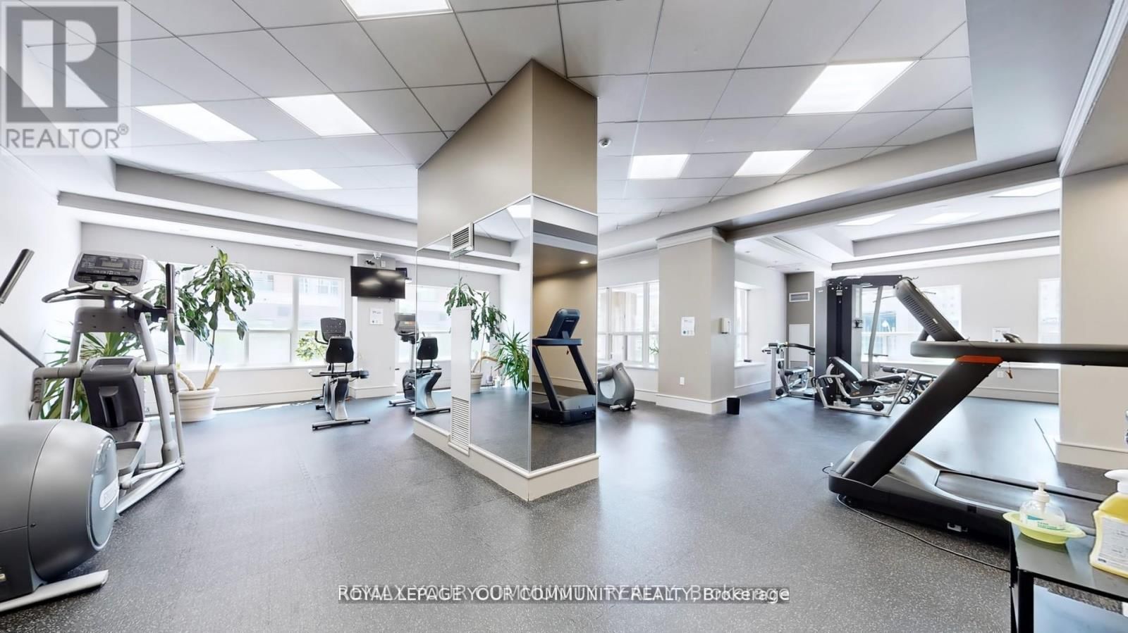 1609 - 909 BAY STREET Image 37