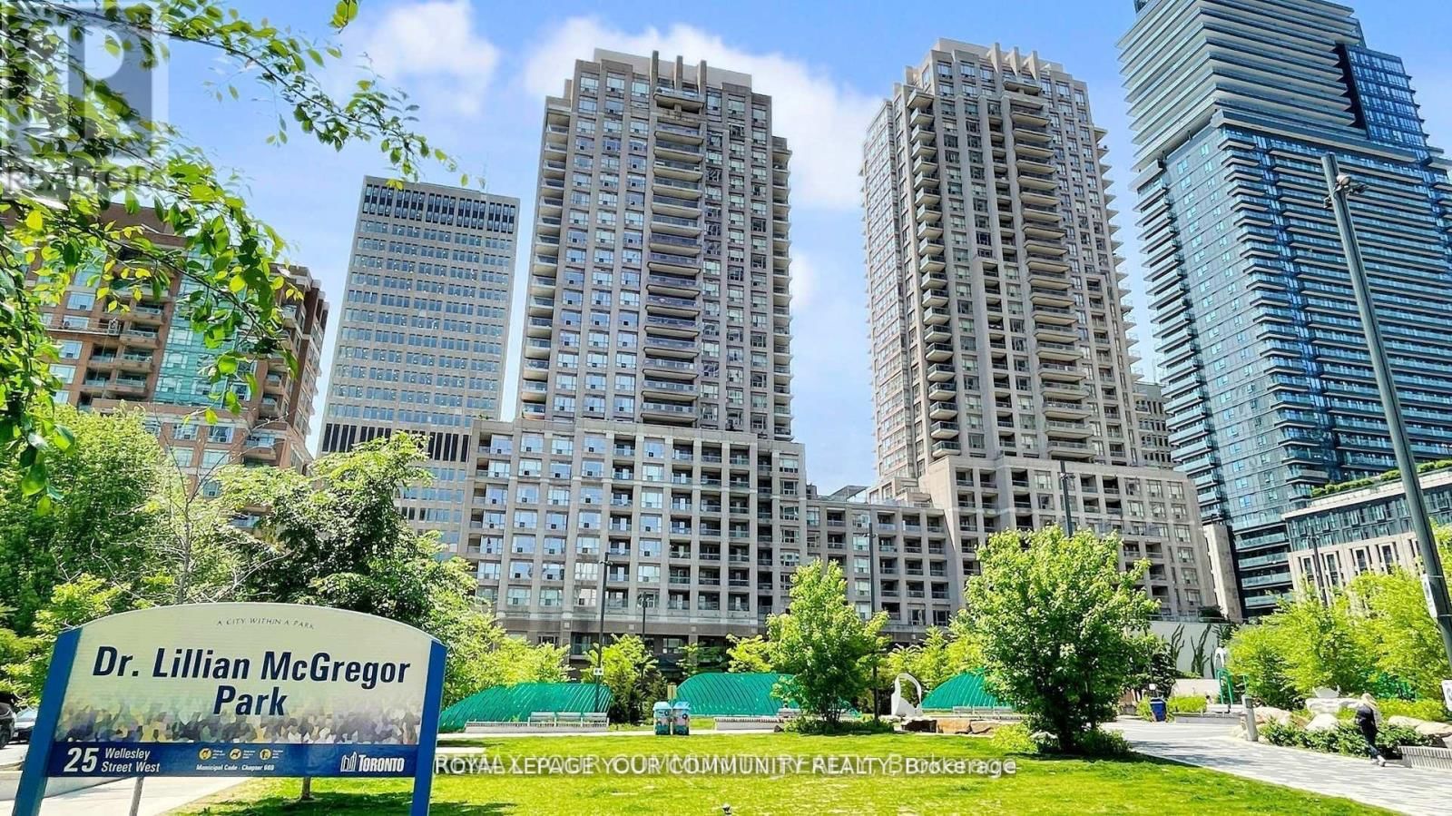 1609 - 909 BAY STREET Image 38