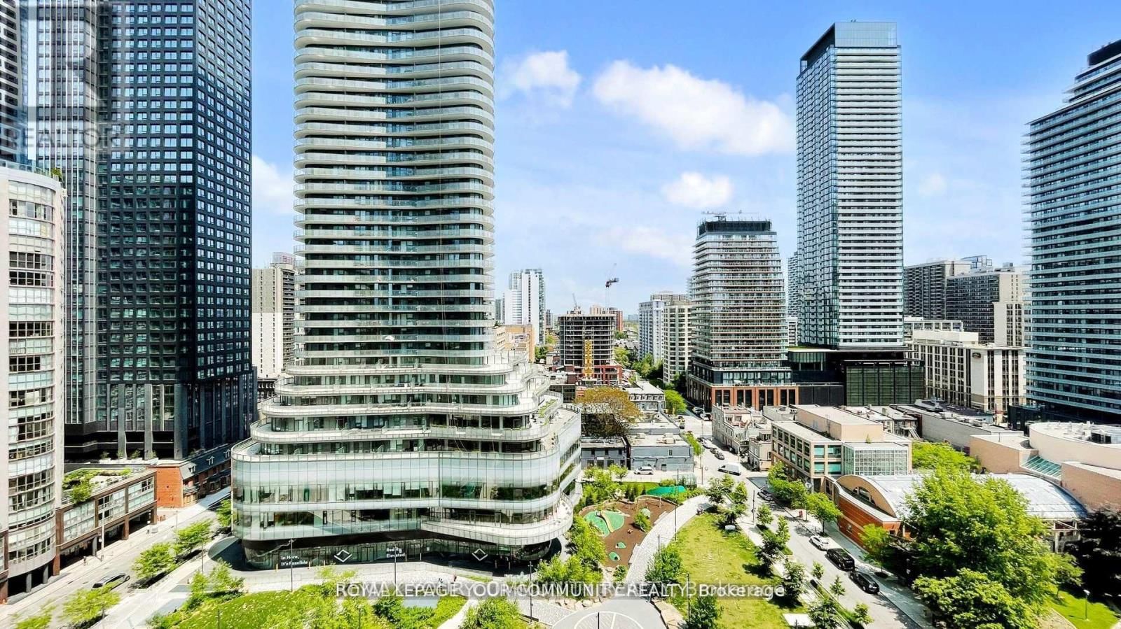 1609 - 909 BAY STREET Image 39