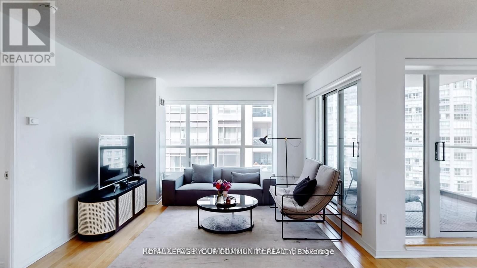 1609 - 909 BAY STREET Image 7