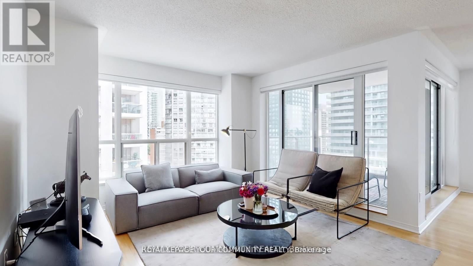 1609 - 909 BAY STREET Image 8