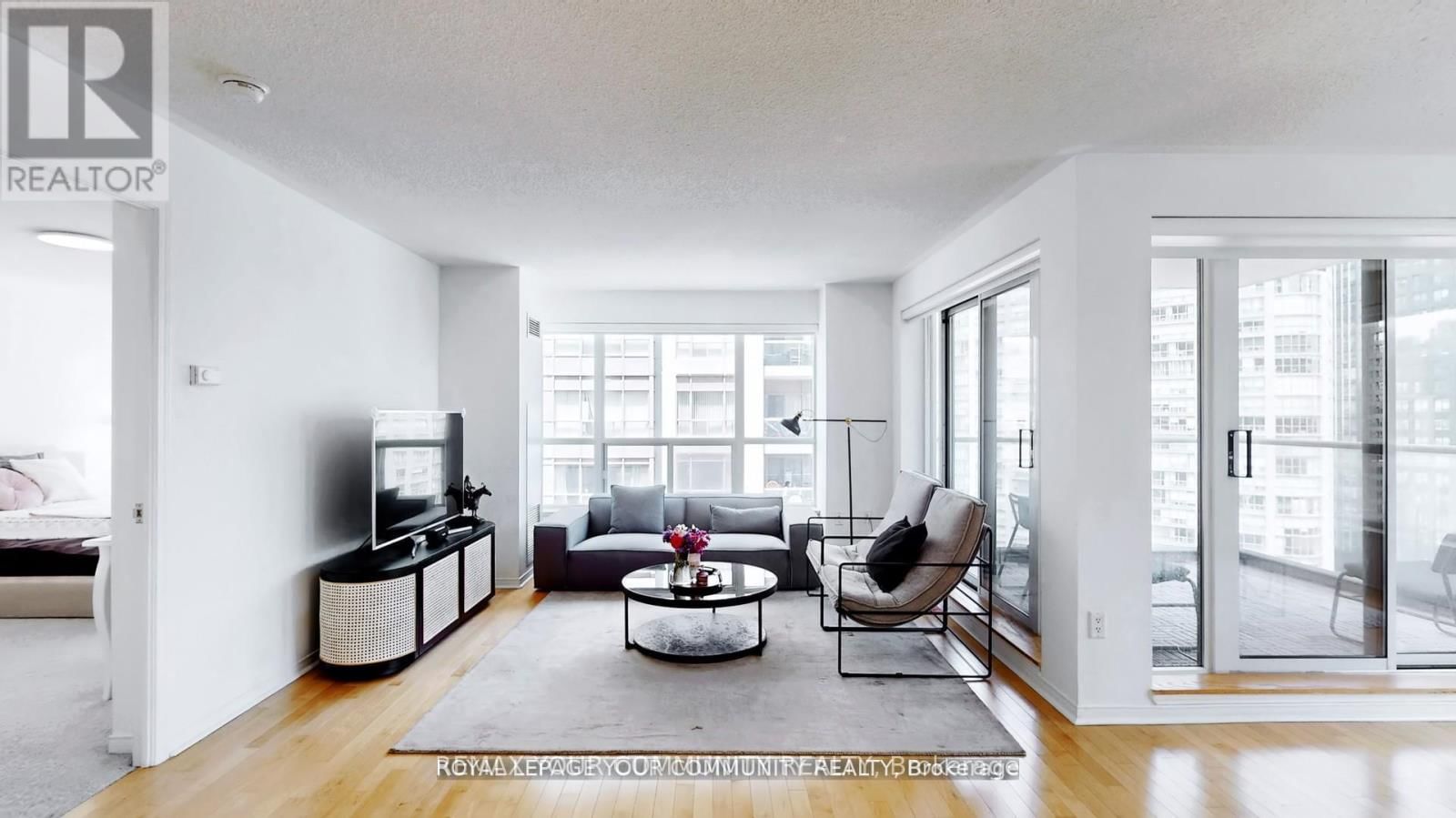 1609 - 909 BAY STREET Image 9