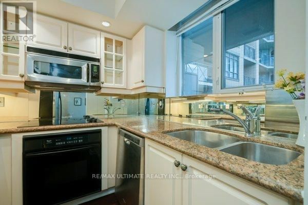 1004 - 140 SIMCOE STREET Image 11