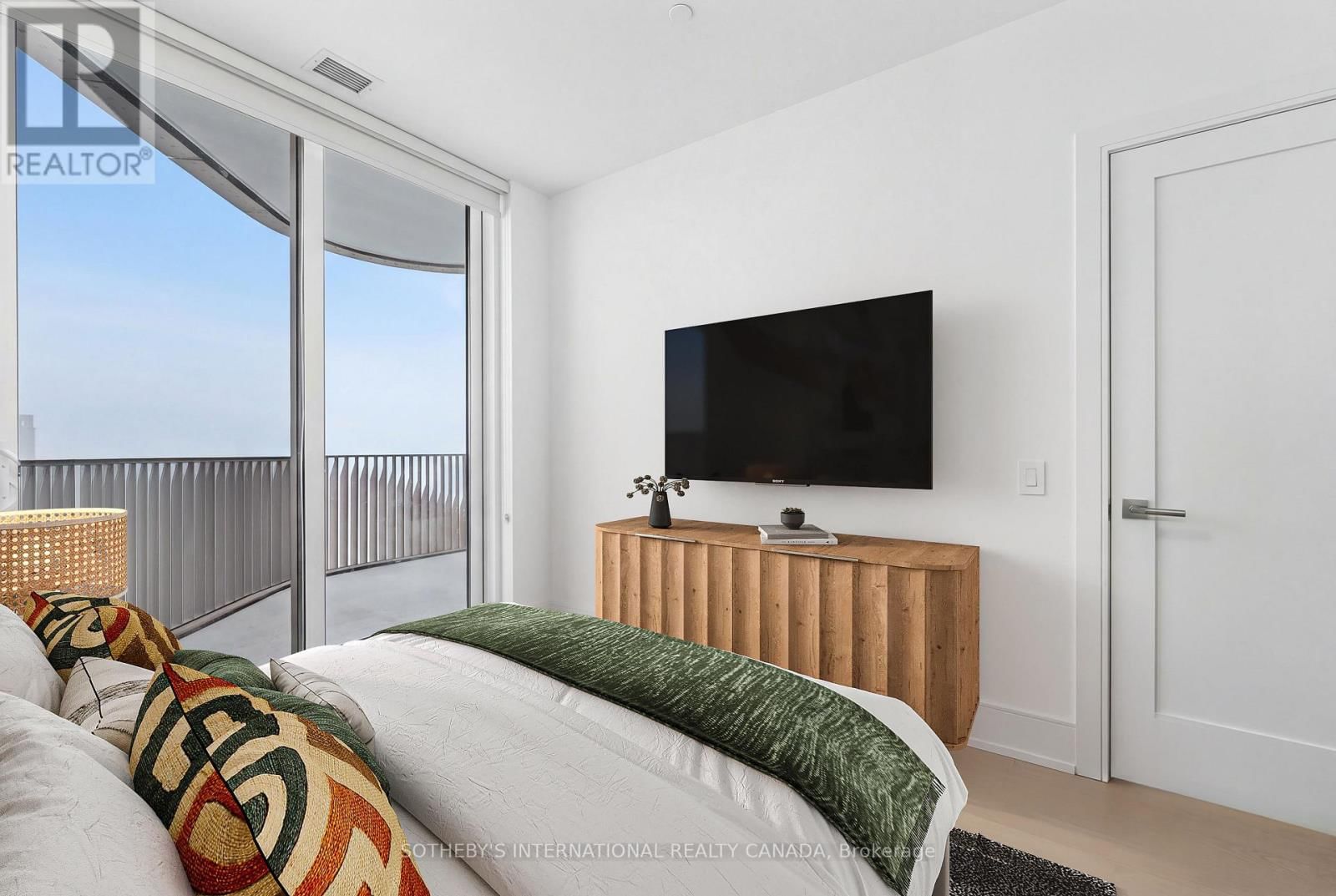 932 - 155 MERCHANTS' WHARF Image 15