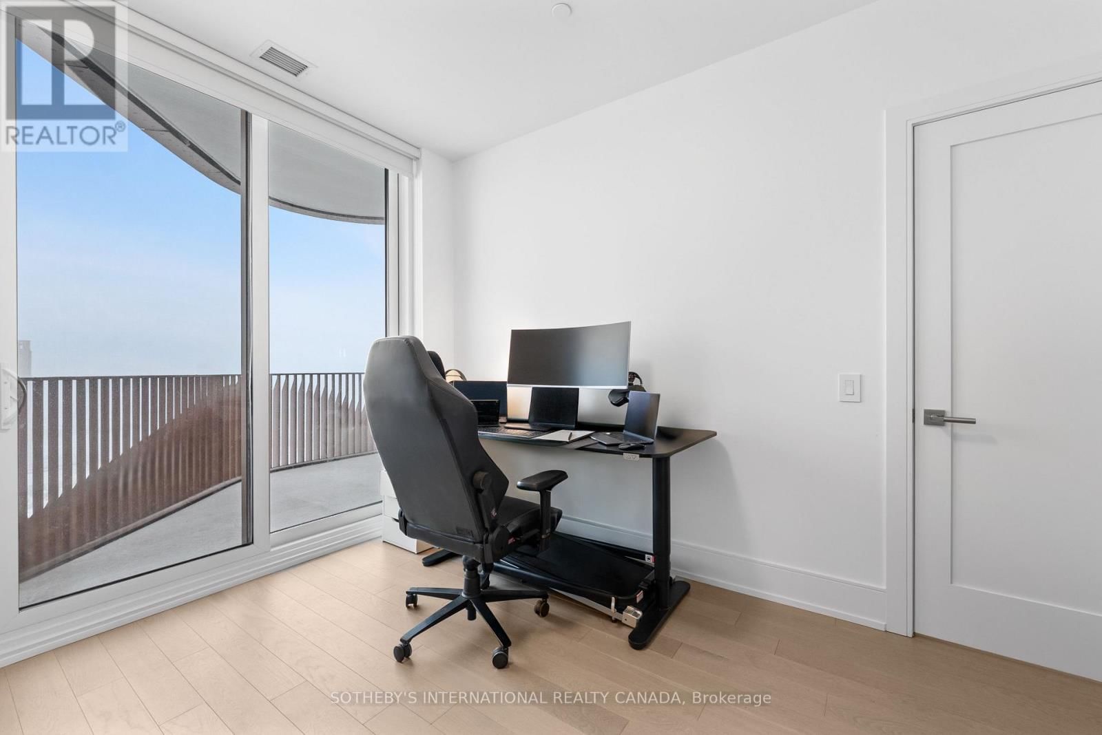 932 - 155 MERCHANTS' WHARF Image 16