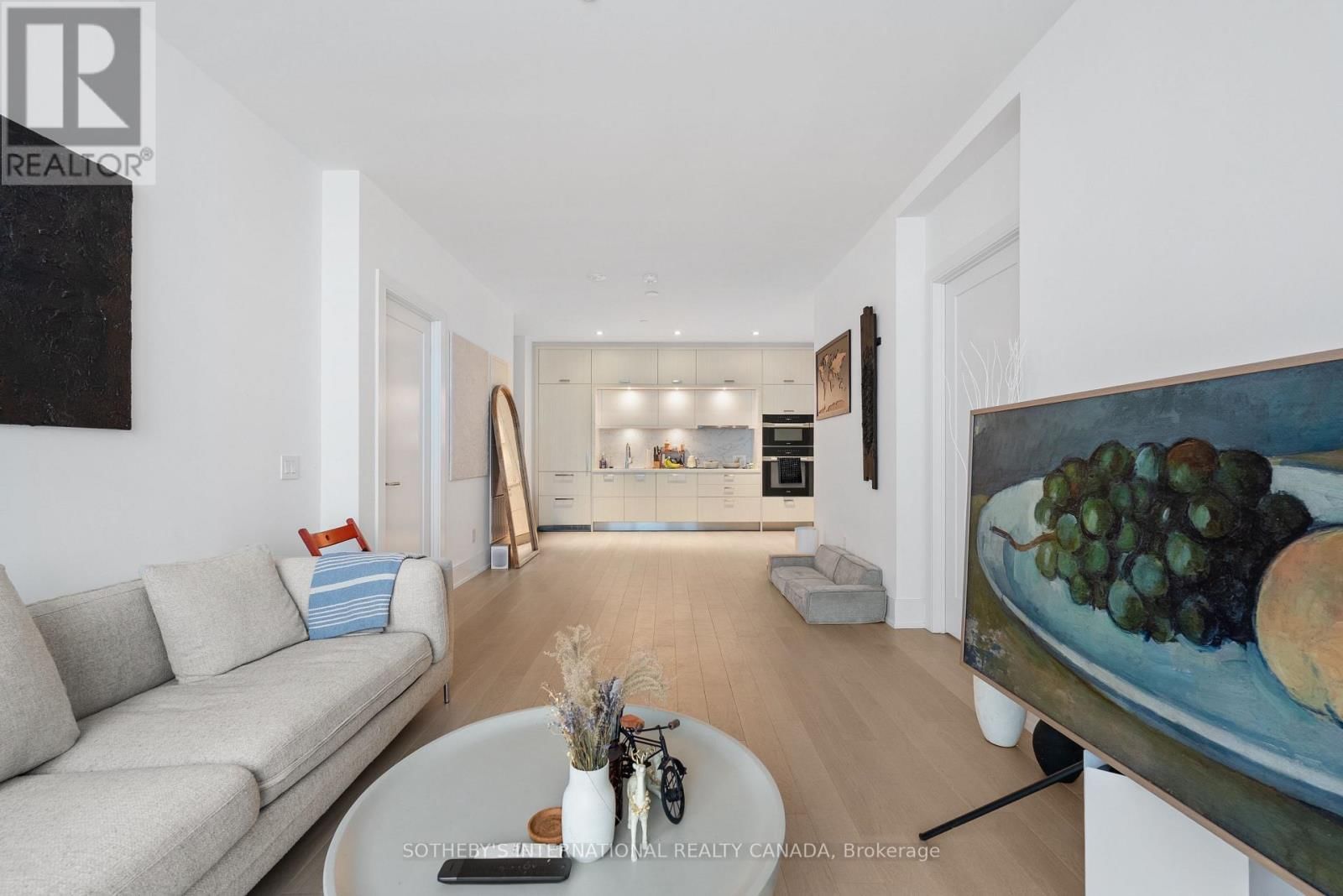 932 - 155 MERCHANTS' WHARF Image 2